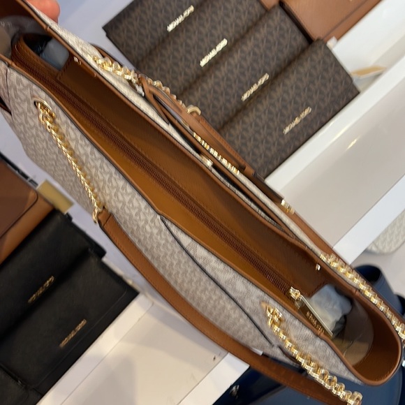 Michael Kors Jet Set Travel Large Chained Tote Shoulder Bag MK Vanilla 
NWT - Picture 14 of 16